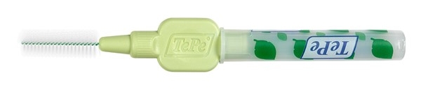 Ukázka použití mezizubníko kartáčku TePe Extra Soft 0,8 mm s hygienickou krytkou jako prodlouženou rukojetí